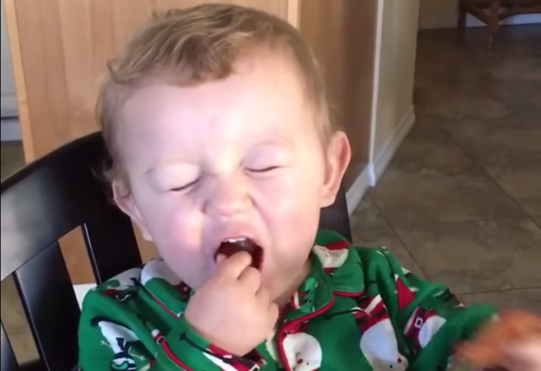 Prima dragoste si primul sarut nu se compara cu prima gura de...bacon :)) Reactia geniala a unui pusti: VIDEO