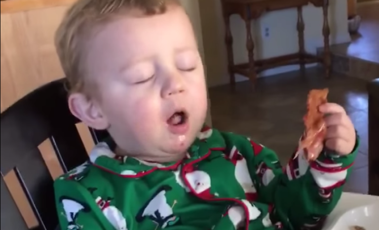 Prima dragoste si primul sarut nu se compara cu prima gura de...bacon :)) Reactia geniala a unui pusti: VIDEO