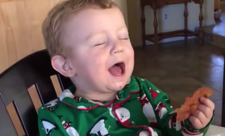 Prima dragoste si primul sarut nu se compara cu prima gura de...bacon :)) Reactia geniala a unui pusti: VIDEO