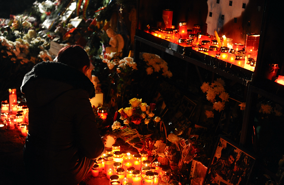 Locul tragediei de la Colectiv s-a transformat intr-un altar in memoria victimelor. Mesajele emotionante lasate aseara