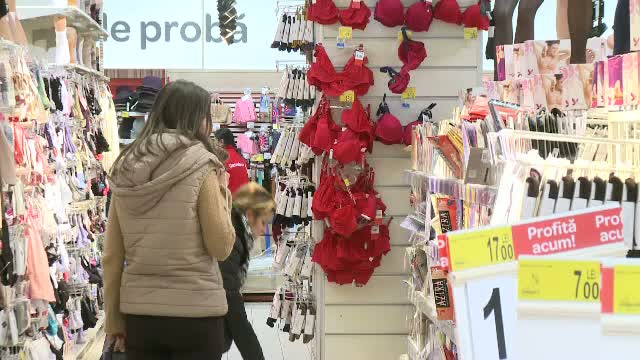 Superstitii de Revelion. De ce este de preferat sa purtam lenjerie intima rosie si ce NU este bine sa mancam