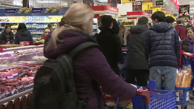 Ultimul asalt al romanilor in magazine pe anul 2015. Cat au cheltuit in cautarea unei nopti perfecte de Anul Nou