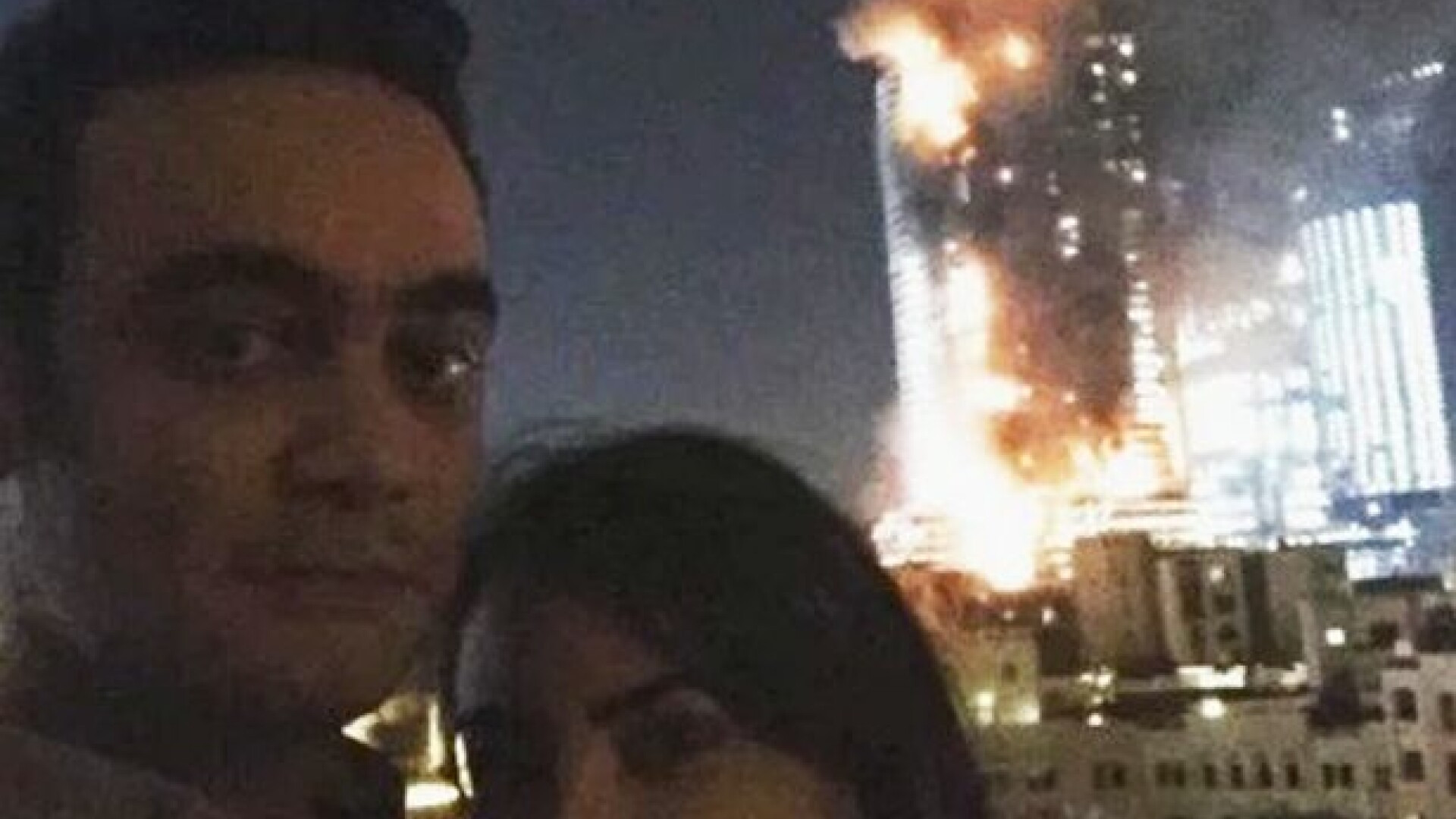 Doi tineri indragostiti si-au facut un selfie cu incendiul din Dubai si l-au publicat pe internet. Cum au reactionat oameniil