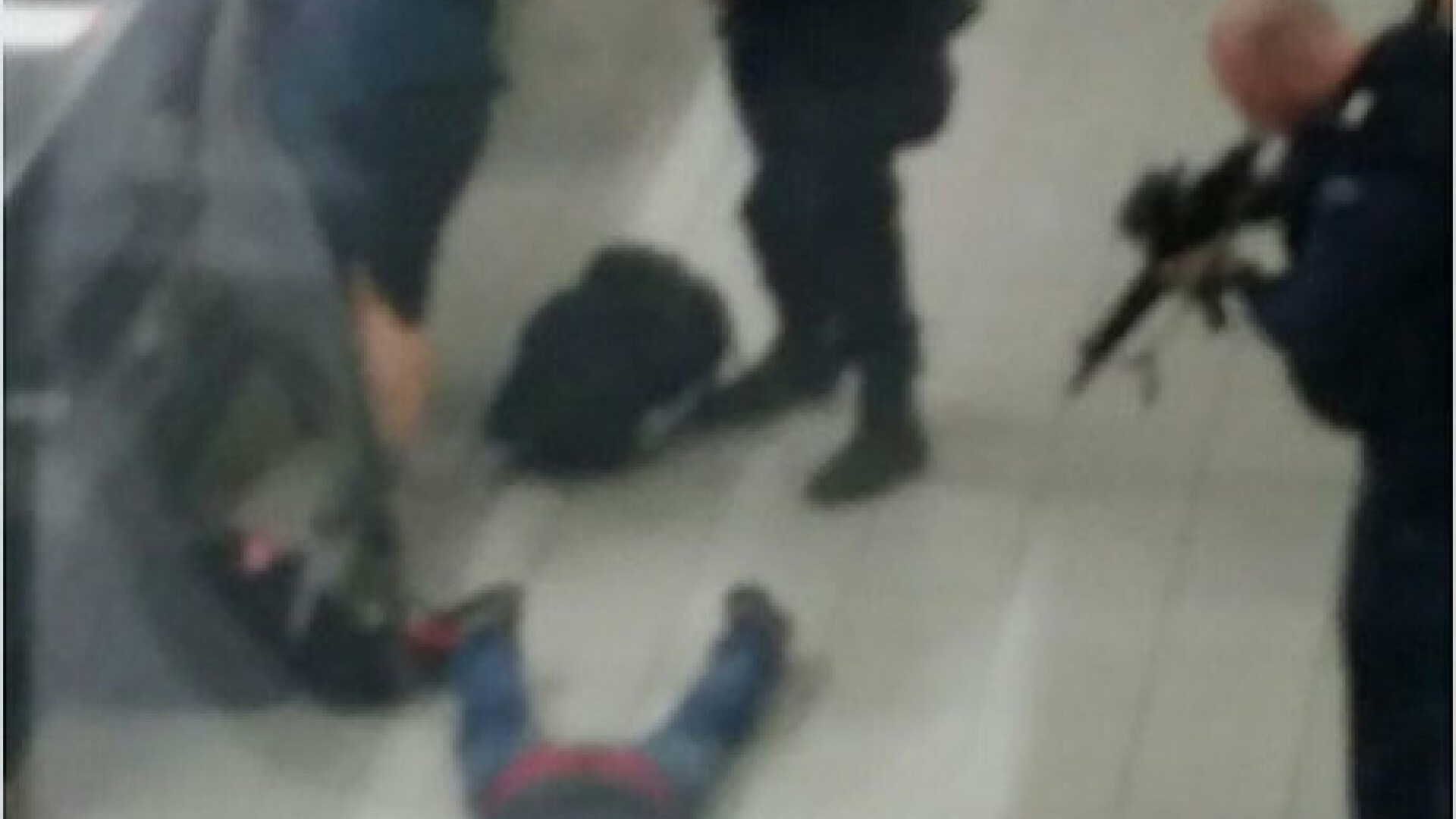 Panica pe aeroportul international din Amsterdam. Ce a urmat dupa ce acest barbat a strigat ca are o bomba