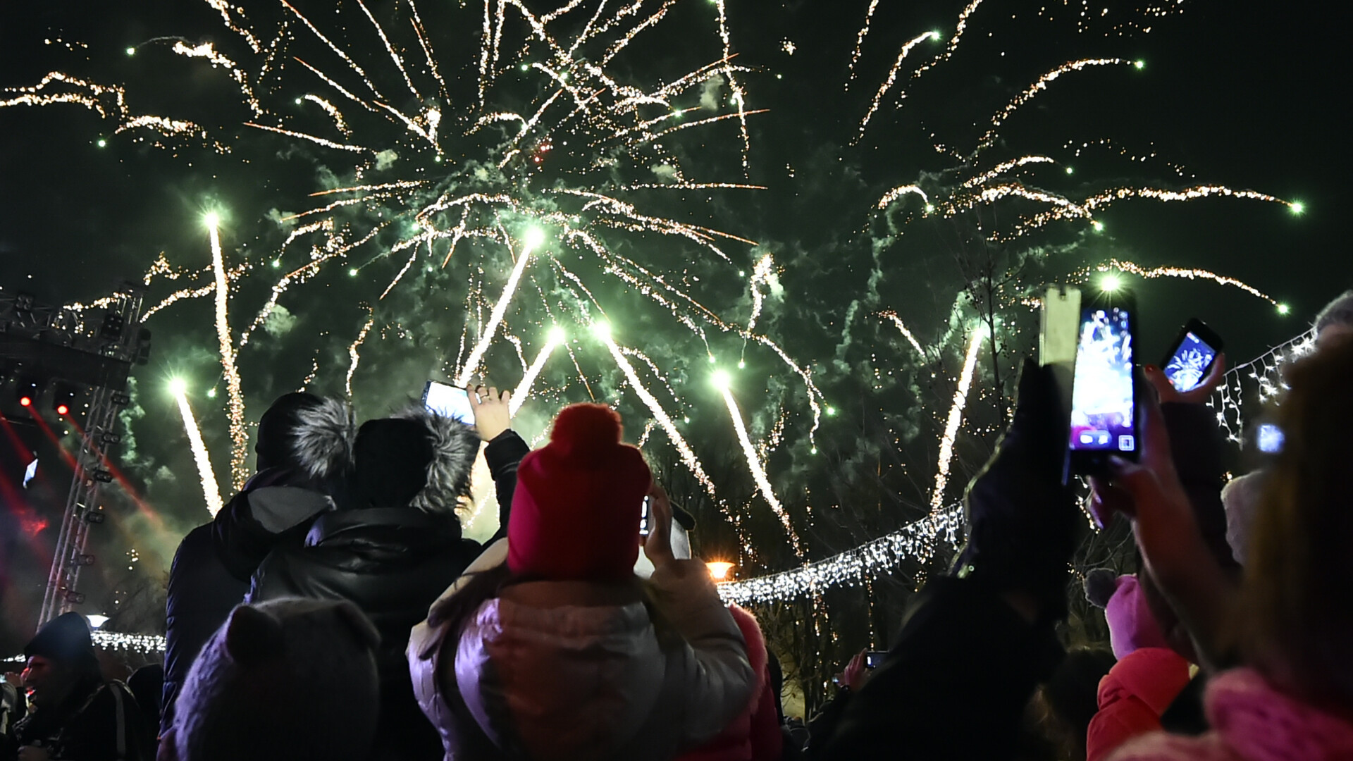 Singura petrecere de Revelion in aer liber din Capitala. Bucurestenii au invadat Parcul Titan sa vada focul de artificii