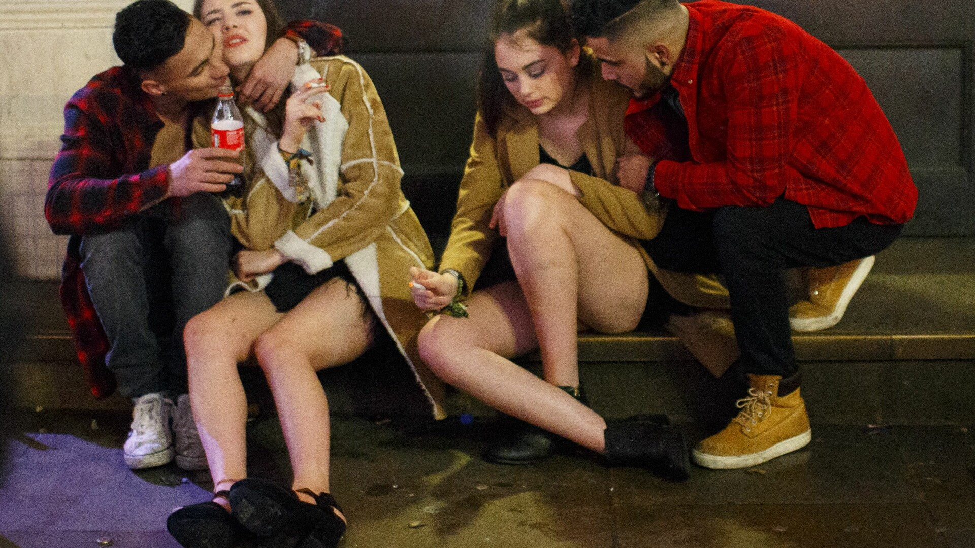 Tineri beti intinsi pe strazile Londrei, dupa petrecerea de Anul Nou. Imaginile rusinoase au aparut in tabloide