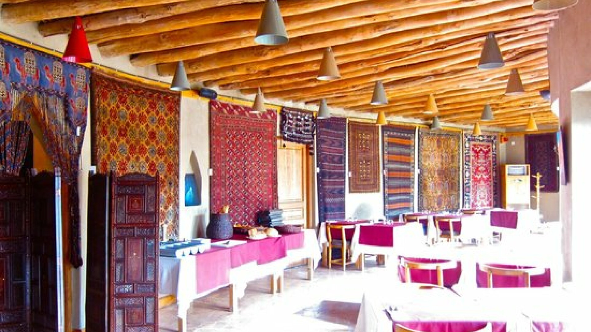 Atentat sinucigas cu masina-capcana la un restaurant francez din Kabul. Cine a revendicat atacul