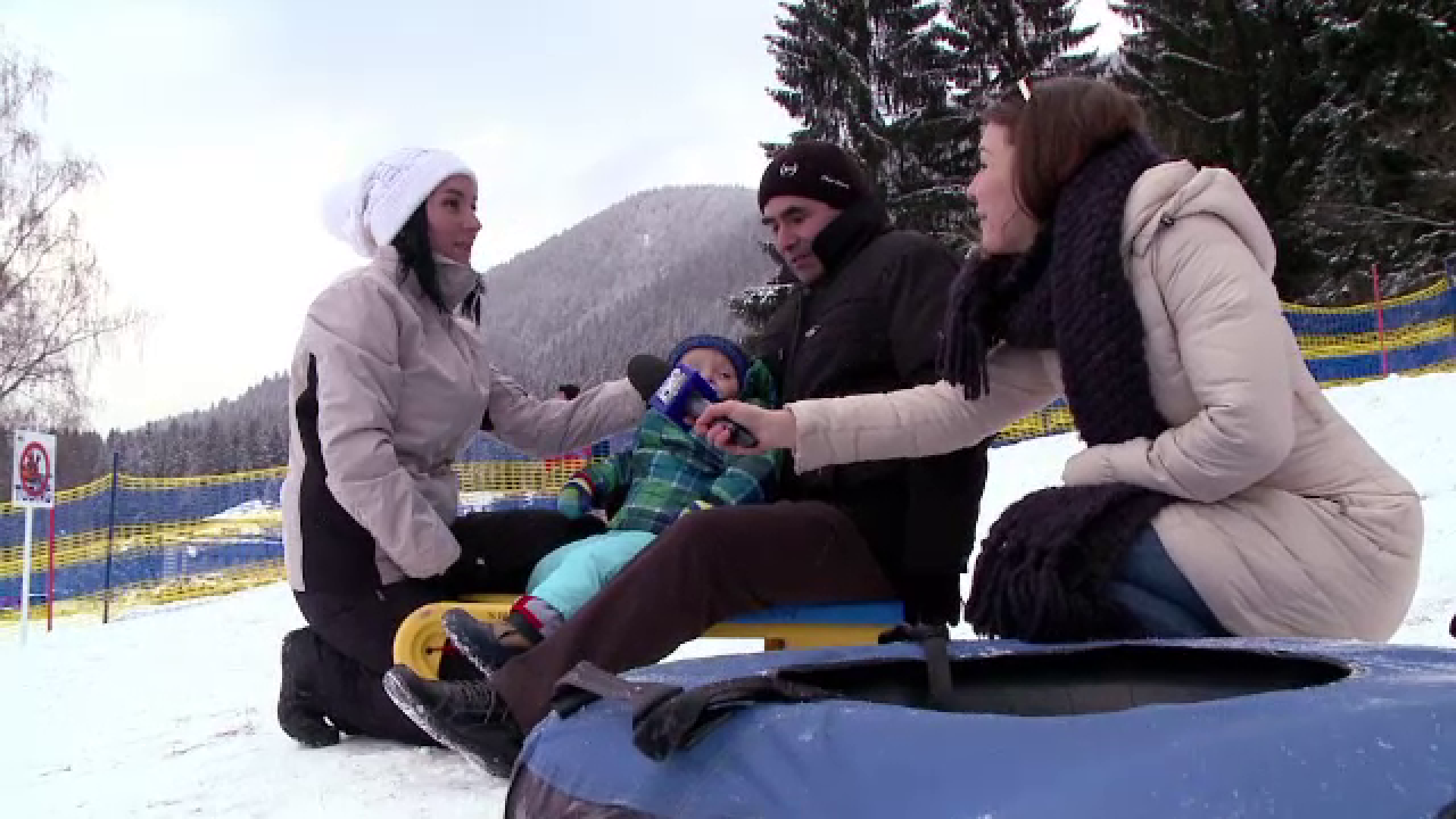 Turistii de la munte au intampinat anul 2016 pe partie, dupa masa grea de Revelion. "Am mancat de toate, acum ma refac"