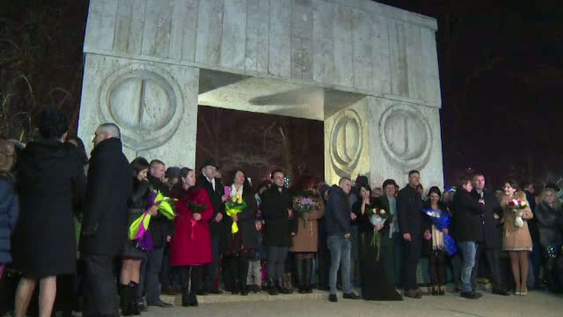 Au intrat in Noul An jurandu-si iubire si credinta. 21 de cupluri s-au casatorit de Revelion la Poarta Sarutului