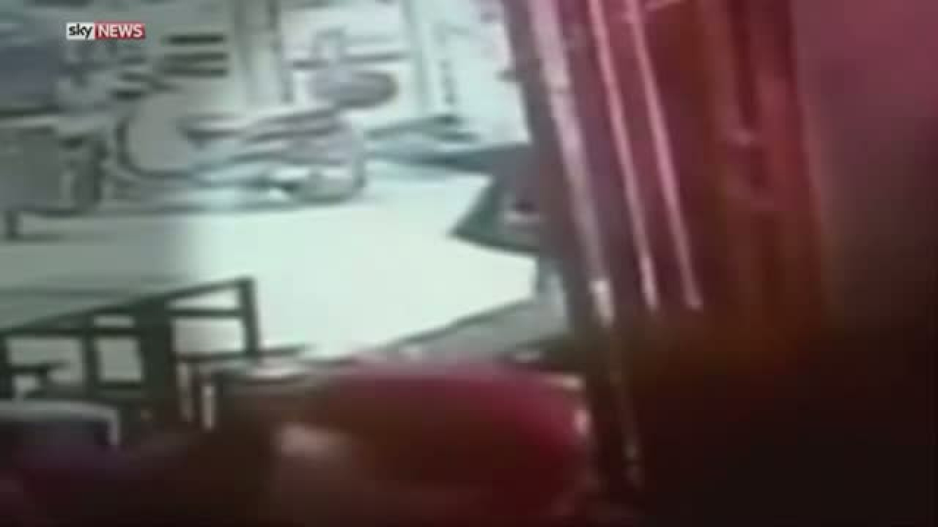 Doi morti si mai multi raniti in urma unui atac armat intr-un bar din Tel Aviv. Primele imagini video cu momentul tragediei