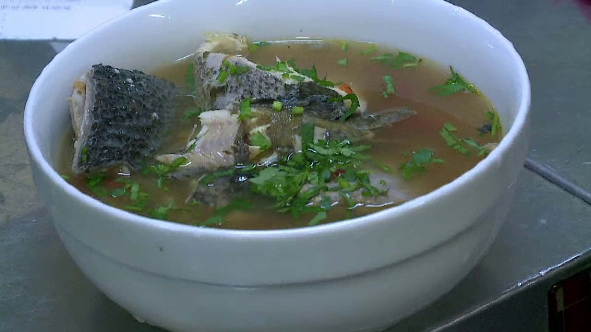 Ciorba de peste, cel mai bun remediu anti-mahmureala. Sfaturi de preparare de la bucatarii de pe litoral