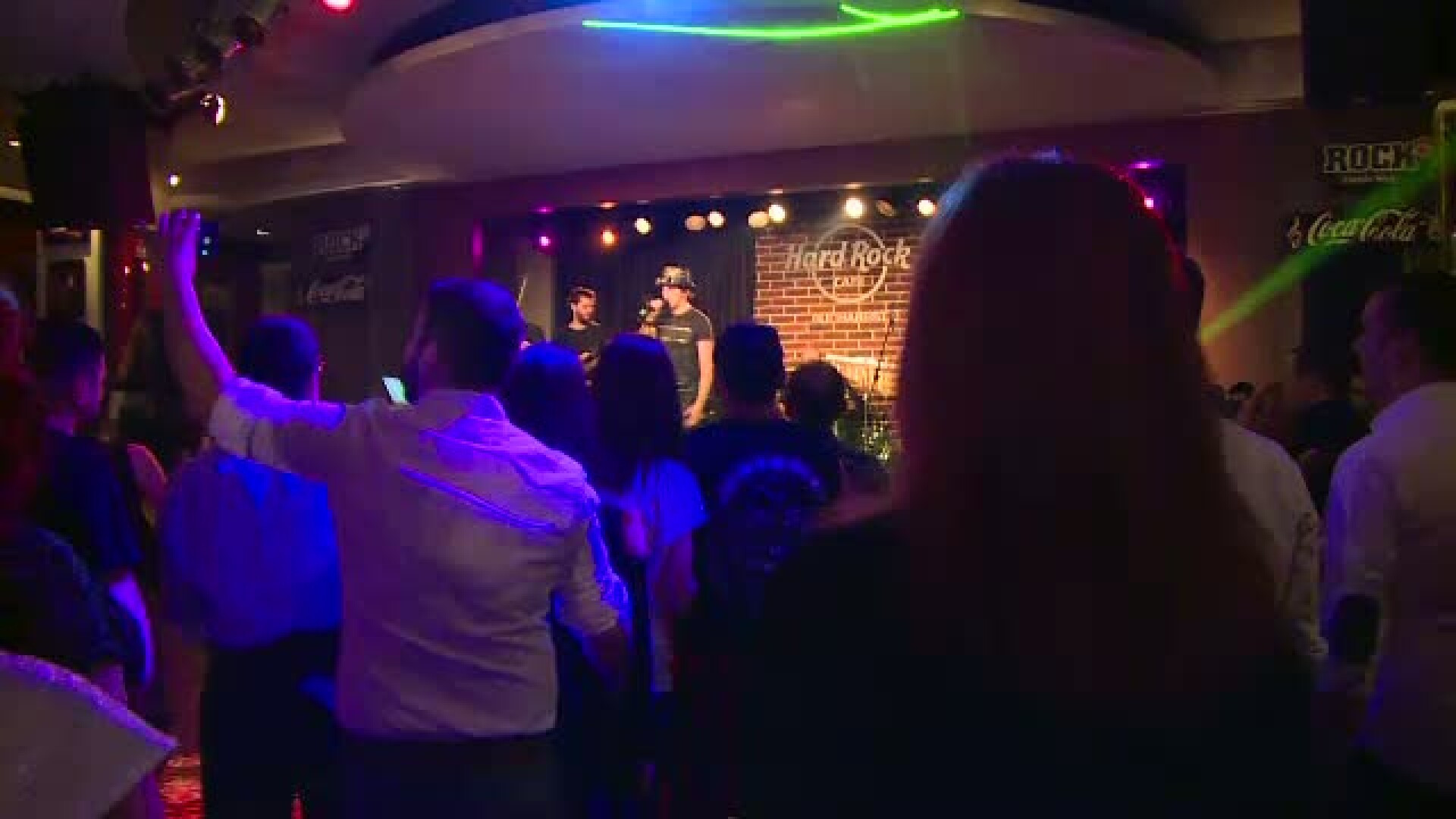 Romanii care au vrut sa intre in noul an ca Marilyn Monroe sau Sarah Jessica Parker. "Am pus deoparte vreo 2.000 de lei"