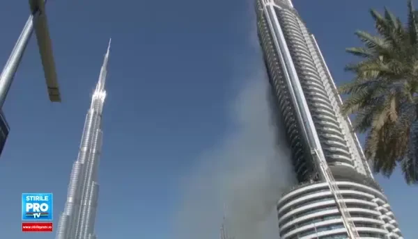 Incendiu in Dubai. Pompierii au reusit sa stinga flacarile uriase, dar hotelul inca fumega. 16 persoane au fost ranite