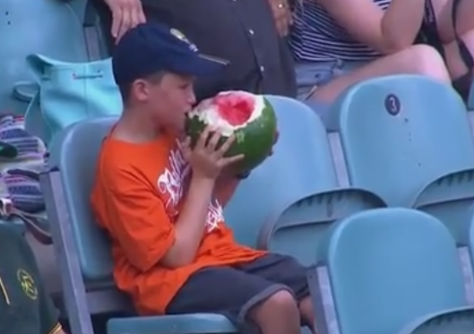 Imagini incredibile in Australia. Un baietel a devenit senzatie nationala pentru ca manca un pepene intreg cu tot cu coaja