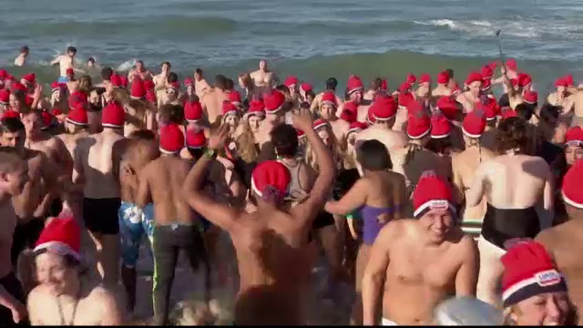 Zeci de mii de curajosi au sarbatorit Anul Nou in apele inghetate. "Prima data simti ca mori, apoi este senzational"