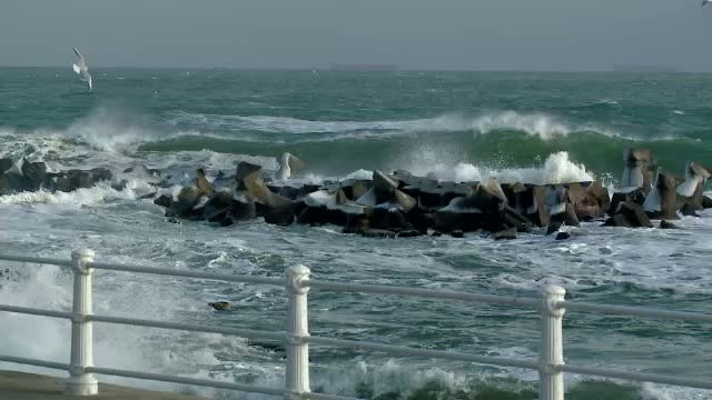 Spectacol impresionant pe litoralul romanesc. Temperaturile scazute au transformat faleza cazinoului intr-un peisaj glaciar
