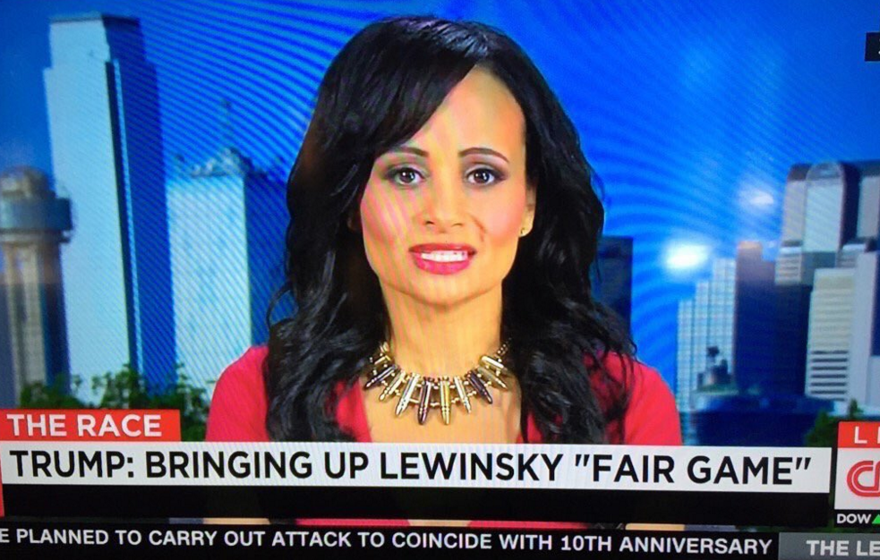 Accesoriul controversat al purtatoarei de cuvant a lui Donald Trump. Cum a aparut la TV, la ora de maxima audienta