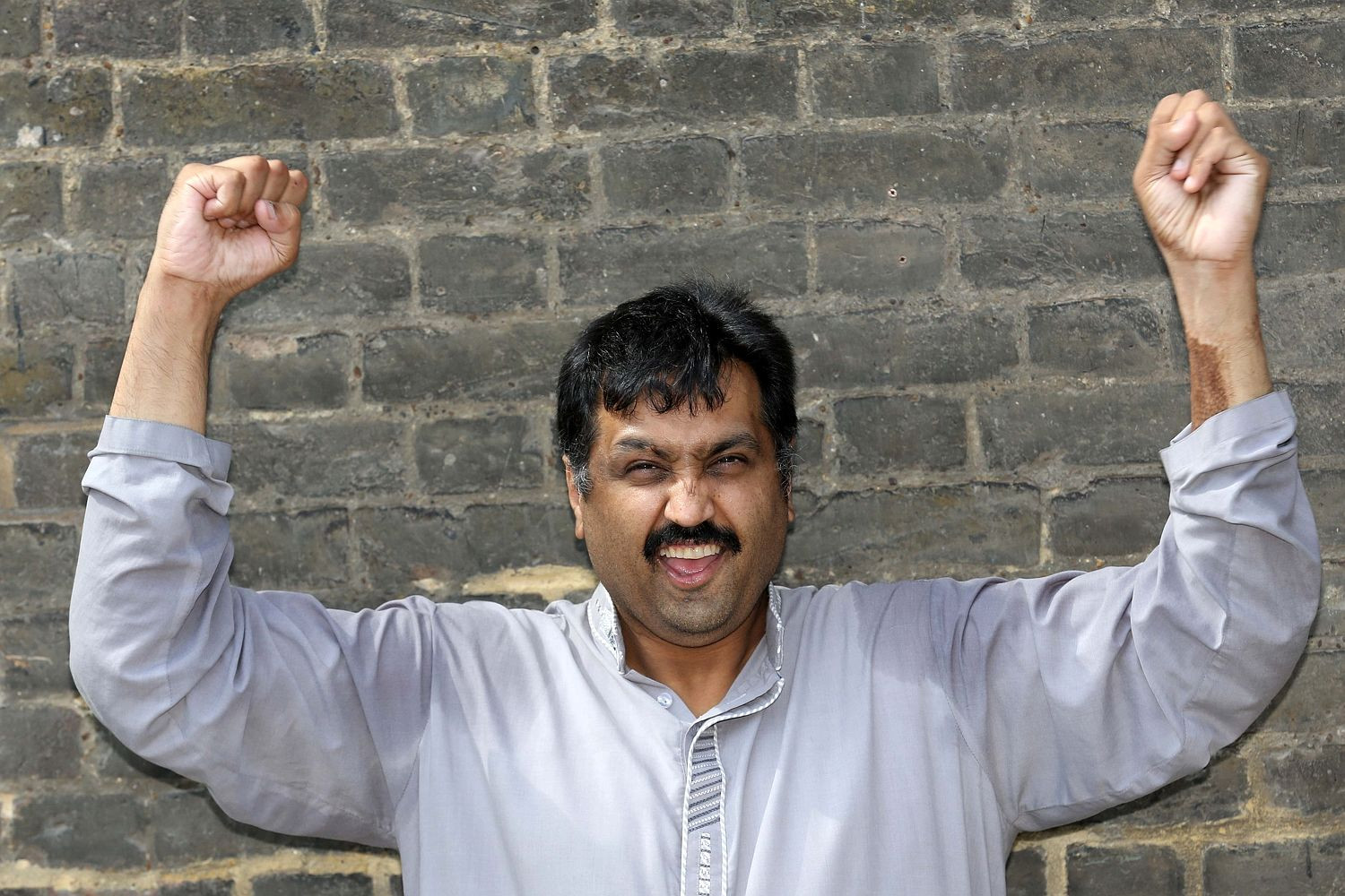 Barbatul caruia medicii i-au atasat primul penis bionic isi va incepe viata amoroasa la 43 de ani. Cine va fi partenera lui