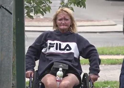 Tratamentul violent de care a avut parte o femeie cu dizabilitati, intr-un autobuz. A ajuns pe trotuar cu sange pe fata