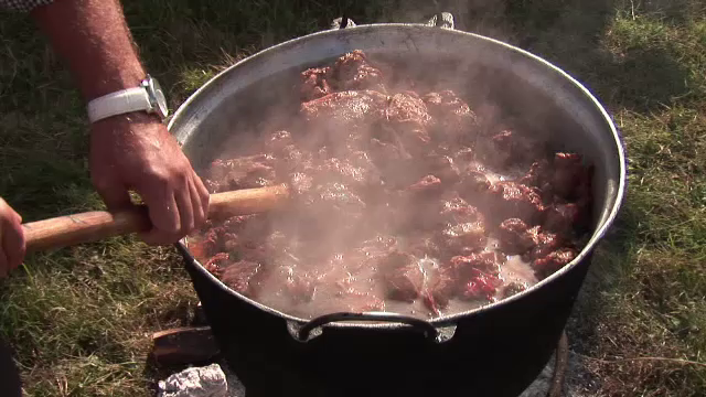 Mancatul slaninei, carnatilor si caltabosilor duce la depresie. Concluziile nutritionistilor dupa mai multi ani de studii