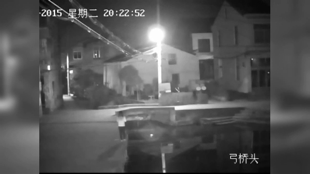 Obsesia pentru telefonul mobil i-a adus moartea unei chinezoaice. Ce au surprins camerele de supraveghere