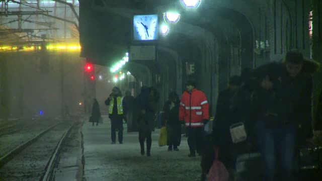 Calatorie de cosmar in trenuri inghetate, ajunse cu ore intarziere la destinatie. Explicatia penibila a CFR Calatori