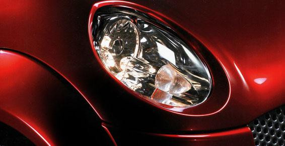 O familie a scapat ca prin urechile acului dupa ce o masina a plonjat in sufrageria lor pe fereastra