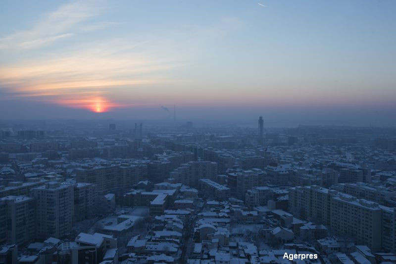 Ninsori viscolite la munte si ploi in restul tarii. De luni temperaturile ajung si la 22 de grade Celsius