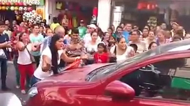 Furioasa ca si-a surprins sotul cu amanta in masina, o femeie a oprit traficul. Ce a urmat e un adevarat circ