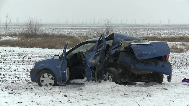 Accidente mortale din cauza zapezii, pe soselele din Romania. Un barbat a scapat pentru ca a coborat la timp din masina