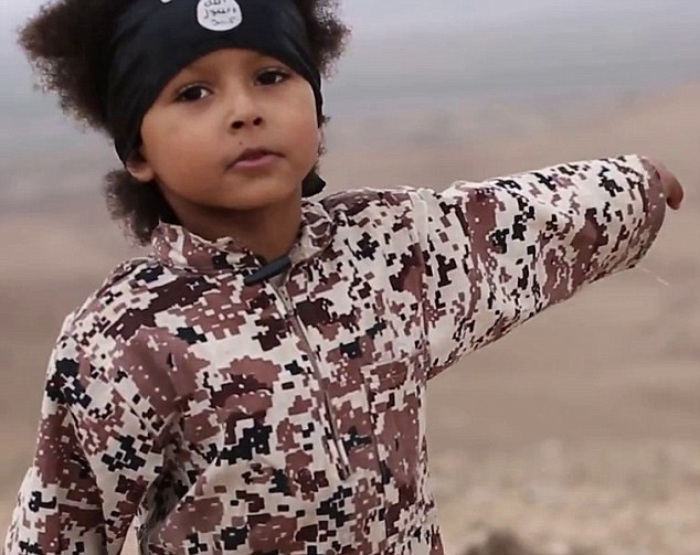 "Jihadistii ii vor ucide pe necredinciosi". Cine este "Jihadi Junior", baietelul care apare in ultima inregistrare ISIS