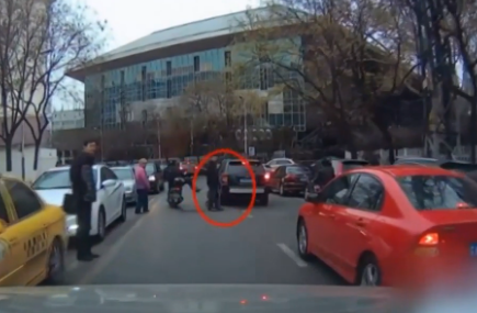 Incident grav pe o strada aglomerata. Cum reactioneaza un motociclist cand vede mai multi pietoni traversand neregulamentar