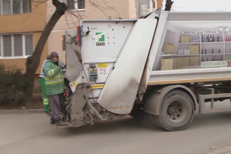 Accident stupid intr-un sat din Vrancea. Un muncitor de la salubritate, strivit de masina de gunoi pe care lucra
