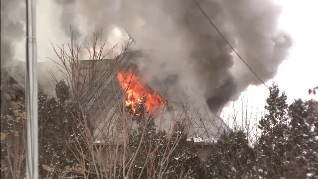 Un incendiu puternic a cuprins o vila din Baneasa. Problemele de care s-au lovit pompierii chemati sa stinga focul