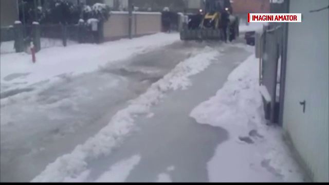 O strada din Dambovita s-a transformat in patinoar, dupa ce o teava de apa s-a spart. Ce au patit soferii din zona