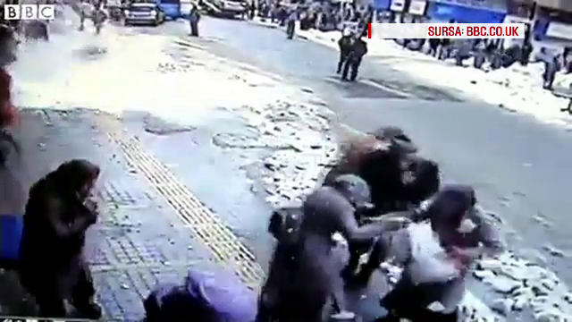 “Avalansa” intr-un oras din Turcia. Momentul in care zapada de pe acoperisul unei moschei a cazut peste trecatori. VIDEO