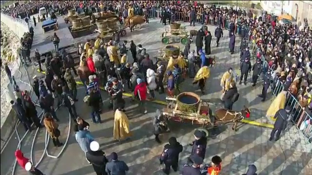 TRADITII DE BOBOTEAZA. Cum s-a pregatit Patriarhia pentru Boboteaza. Credinciosii vor primi 150.000 de sticle cu agheazma