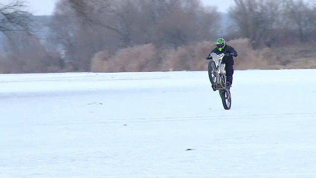Amatorii de senzatii tari s-au intrecut cu motocicletele pe Mures: "Gheata are vreo 12 cm, n-ar trebui sa fim in pericol"