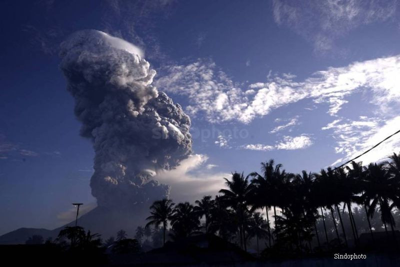 Stare de alerta ridicata in Indonezia. Un vulcan din provincia Sulawesi a aruncat fum si cenusa la 300 de metri inaltime