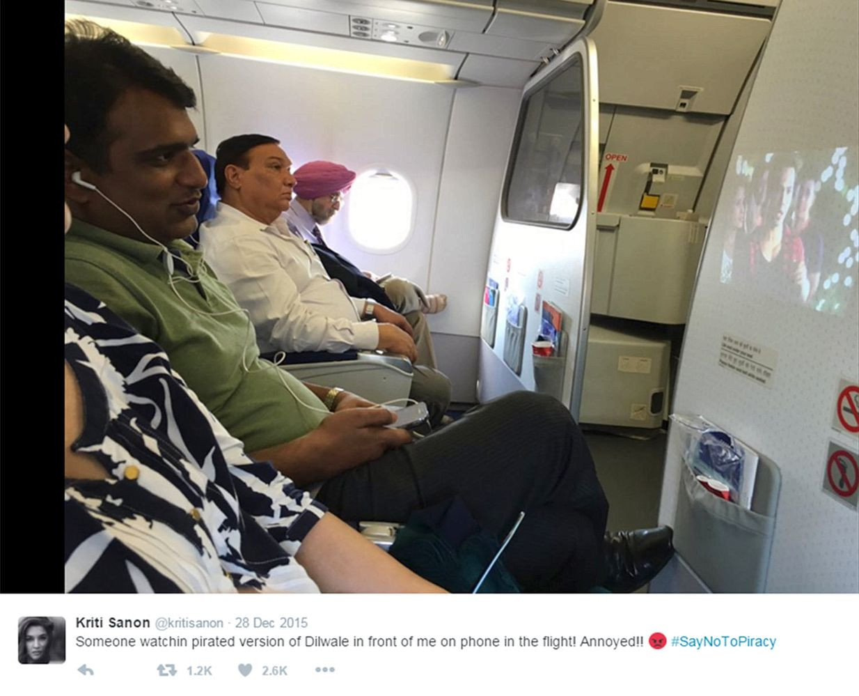 Reactia unei actrite cand a vazut un pasager din avion ca urmareste un film piratat. Poza a ajuns pe Facebook. FOTO