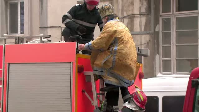 Pregatiri pentru Boboteaza. Arhiepiscopul Tomisului s-a catarat pe masinile de pompieri ca sa sfinteasca 60.000 litri de apa