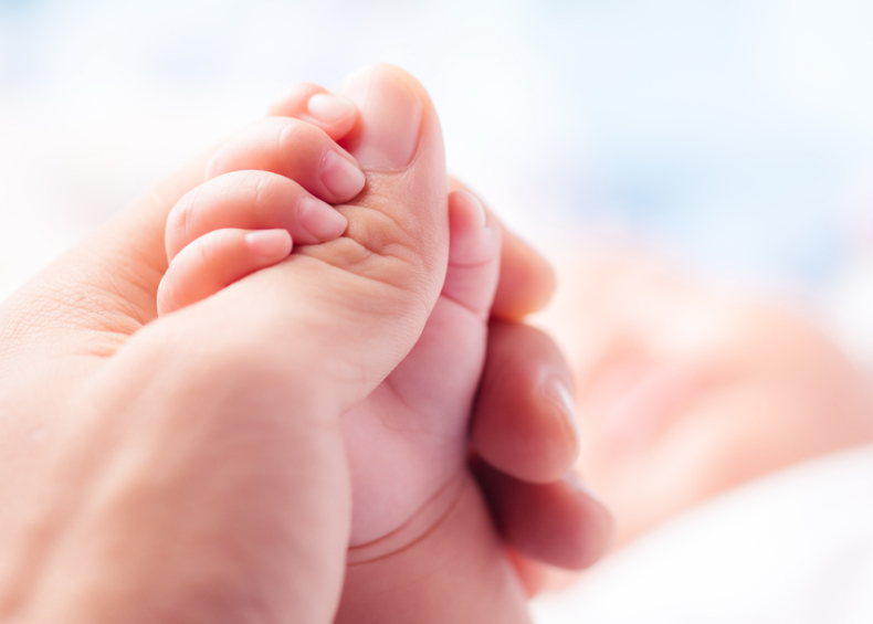 O fetita de 2 ani a inghitit o baterie in timp ce se juca. Este tulburator ce s-a intamplat la scurt timp in corpul ei