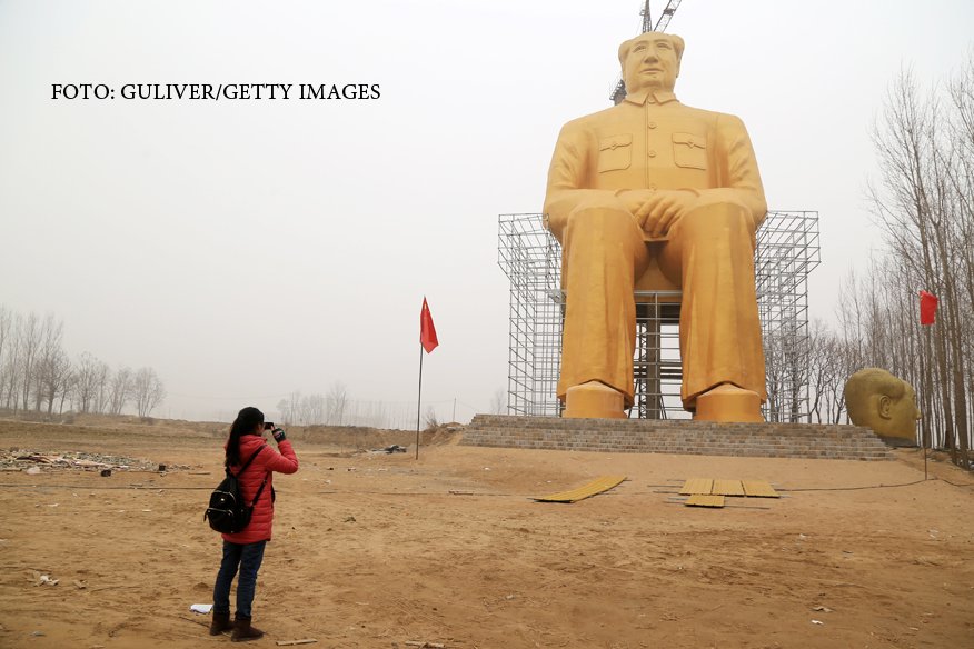 statuie aurita a lui Mao