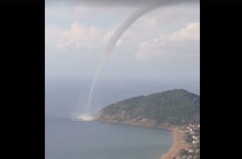 O tornada spectaculoasa, in forma de trompa, filmata deasupra apei in Italia. VIDEO