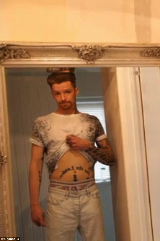 Motivul pentru care un barbat a ajuns sa regrete tatuajul pe care si l-a facut pe abdomen acum 10 ani: "Mi-e rusine"