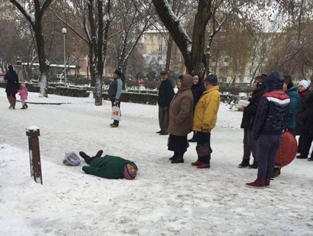 O femeie a fost la un pas de moarte dupa ce i s-a facut rau chiar langa Spitalul Satu Mare. De ce nu au intervenit medicii