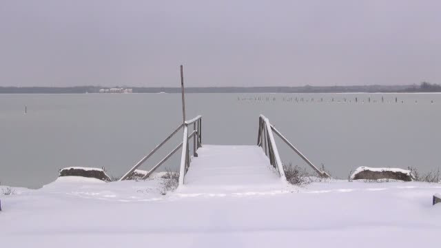 Lacul Sarat a inghetat din cauza gerului. Legendele aparute in urma fenomenului neobisnuit pentru localnici