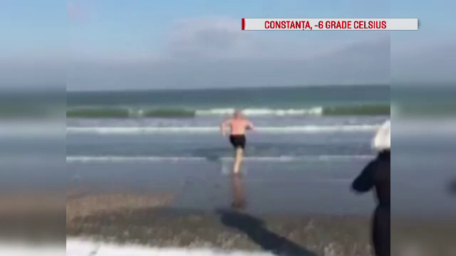 Un constantean s-a aruncat in apa marii desi temperatura era de doar un grad. Prietenii l-au asteptat cu folie termo-izolanta