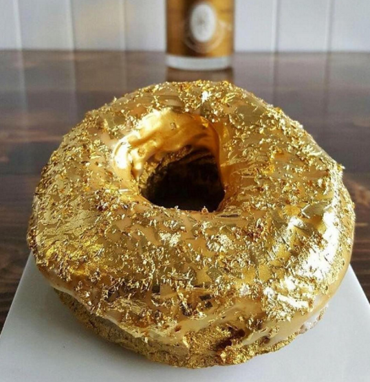 Gogosi "a la" bunica sau gogosile milionarilor, tu ce ai alege? Cat costa o gogoasa poleita cu aur intr-un restaurant de lux