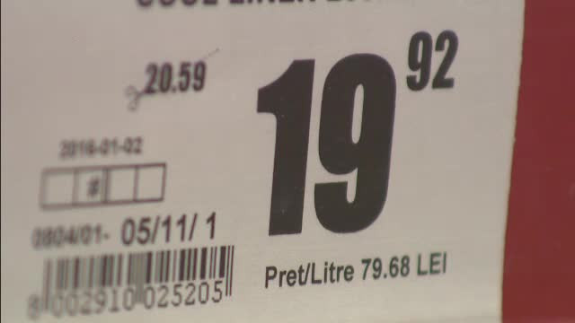 Romanii simt in buzunare primele efecte ale scaderii TVA. Reducerile s-au facut fie la raft, fie direct pe bon